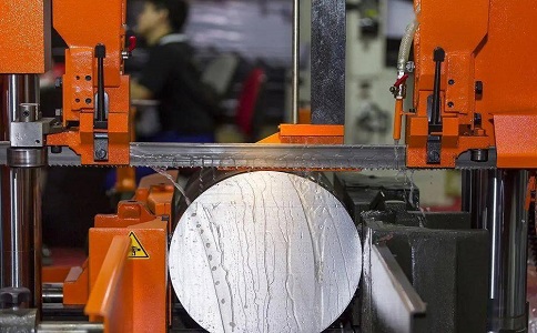 高场办事处立式金属带锯床切削出现跑带故障解决方法！